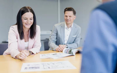 Jennifer Brill-Dewes und Jan Grüttemeier in einer persönlichen Beratung zum Hausbau